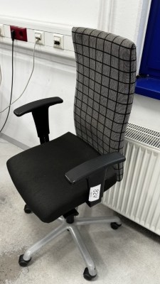 Bild 5590.924 => 1 Drehstuhl mit Armlehnen