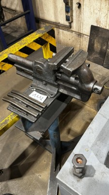 Bild 5590.1112 => 1 Schraubstock auf Ständer