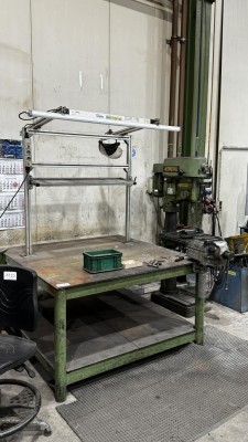 Bild 5590.1121 => 1 Stahltisch mit Beleuchtung und Schraubstock