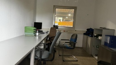 Bild 5590.1152 => 1 Pos. Einrichtungsgegenstände bestehend aus Schreibtischen, Drehstühlen, Aktenquerrollladenschränken etc.