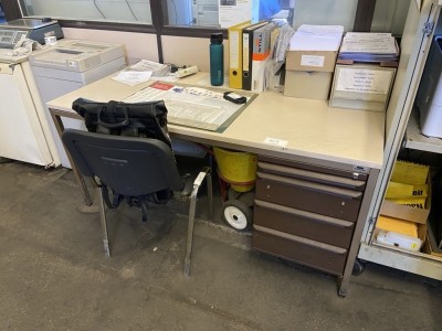 Bild 5590.1479 => 1 Schreibtisch mit Stuhl