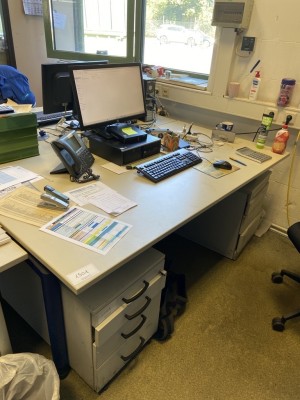 Bild 5590.1501 => 1 Schreibtisch mit Aktenrollcontainer - Abholung nach Freigabe −