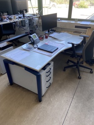 Bild 5590.1518 => 1 Winkelschreibtisch mit Aktenrollcontainer - Abholung nach Freigabe −