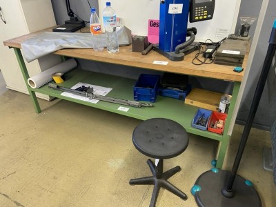 Bild 5590.1572 => 1 Arbeitstisch mit Ablageboden und Drehhocker