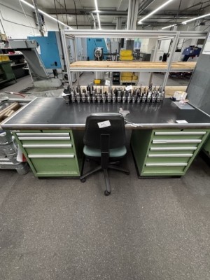 Bild 5646.143 => 1 Werkbank mit Schraubstock und Drehstuhl