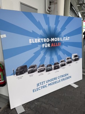5589.21 => 2 Werbeaufsteller mit Alu-Rahmen