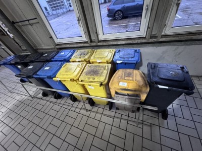 Bild 5589.154 => 1 Pos. Kunststoffmülltonnen, 14 Stück, diverse Farben