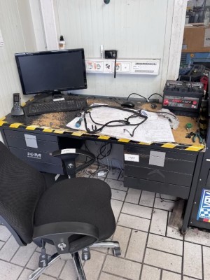 Bild 5589.180 => 1 Schreibtisch mit Drehstuhl