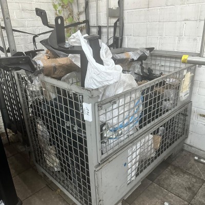 5589.196 => 1 Gitterbox mit diversen Anhängerkupplungen