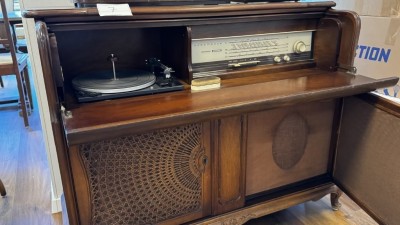 5691.7 => 1 Musiktruhe mit Röhrenradio
