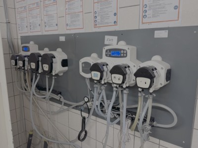 Bild 5385.1309 => 1 Waschmitteldosierstation Seitz mit 7 Verteilern