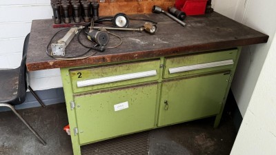 5590.1791 => 1 Werkbank mit Arbeitsdrehhocker