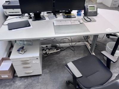 Bild 5590.1204 => 1 Schreibtisch, elektrisch höhenverstellbar mit Aktenrollcontainer