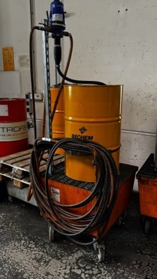 Bild 5590.329 => 1 Ölauffangwanne, fahrbar mit Ölfasspumpe Dosatron