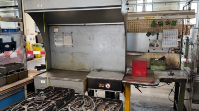 5590.359 => 1 Teilewaschtisch mit integrierter Waschkabine und Reinigungsmittelpumpen